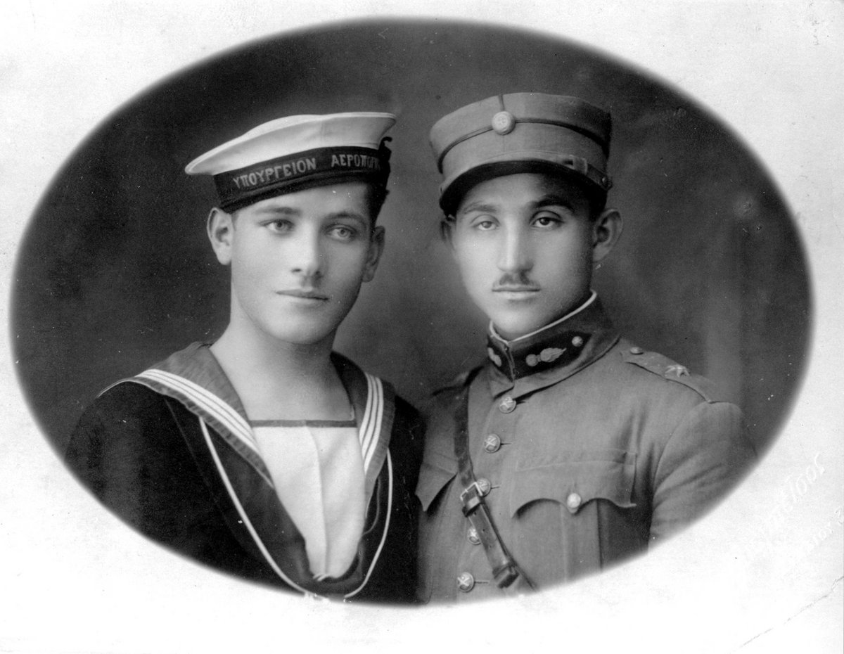 Ο Γιάννης Λάτσης (στα αριστερά) με έναν φίλο του, κατά τη διάρκεια της πρώτης θητείας του στο Ελληνικό Πολεμικό Ναυτικό (1930).