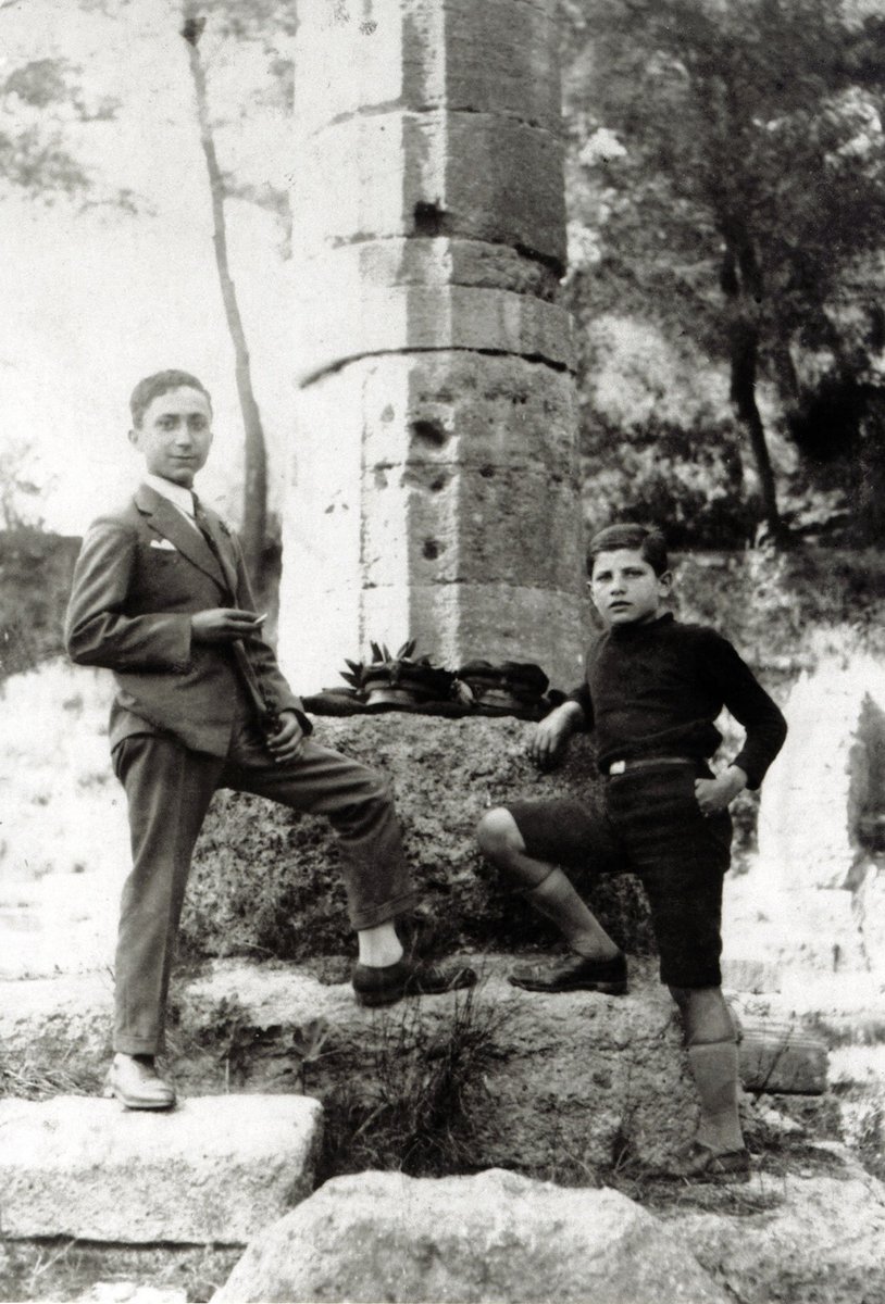 Ο Γιάννης Λάτσης (στα δεξιά) σε νεαρή ηλικία σε εκδρομή στην Ολυμπία με έναν φίλο του (1920).