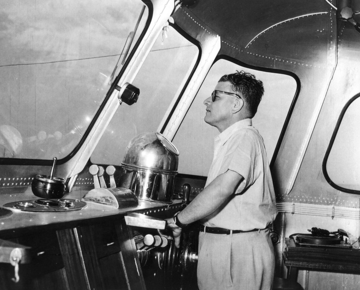20 Ιουλίου 1952 - Ο Γιάννης Λάτσης στο πηδάλιο του επιβατηγού "Εριέττα". Διακρίνονται η μαγνητική πυξίδα και ο λοιπός εξοπλισμός της γέφυρας.