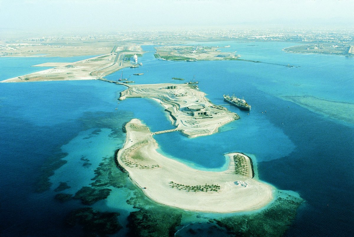 Η κατασκευή των τεχνητών νησιών (Μαγεμένα Νησιά) στη Χάμρα. Αεροφωτογραφία, ενώ το έργο βρίσκεται σε εξέλιξη, 1979.