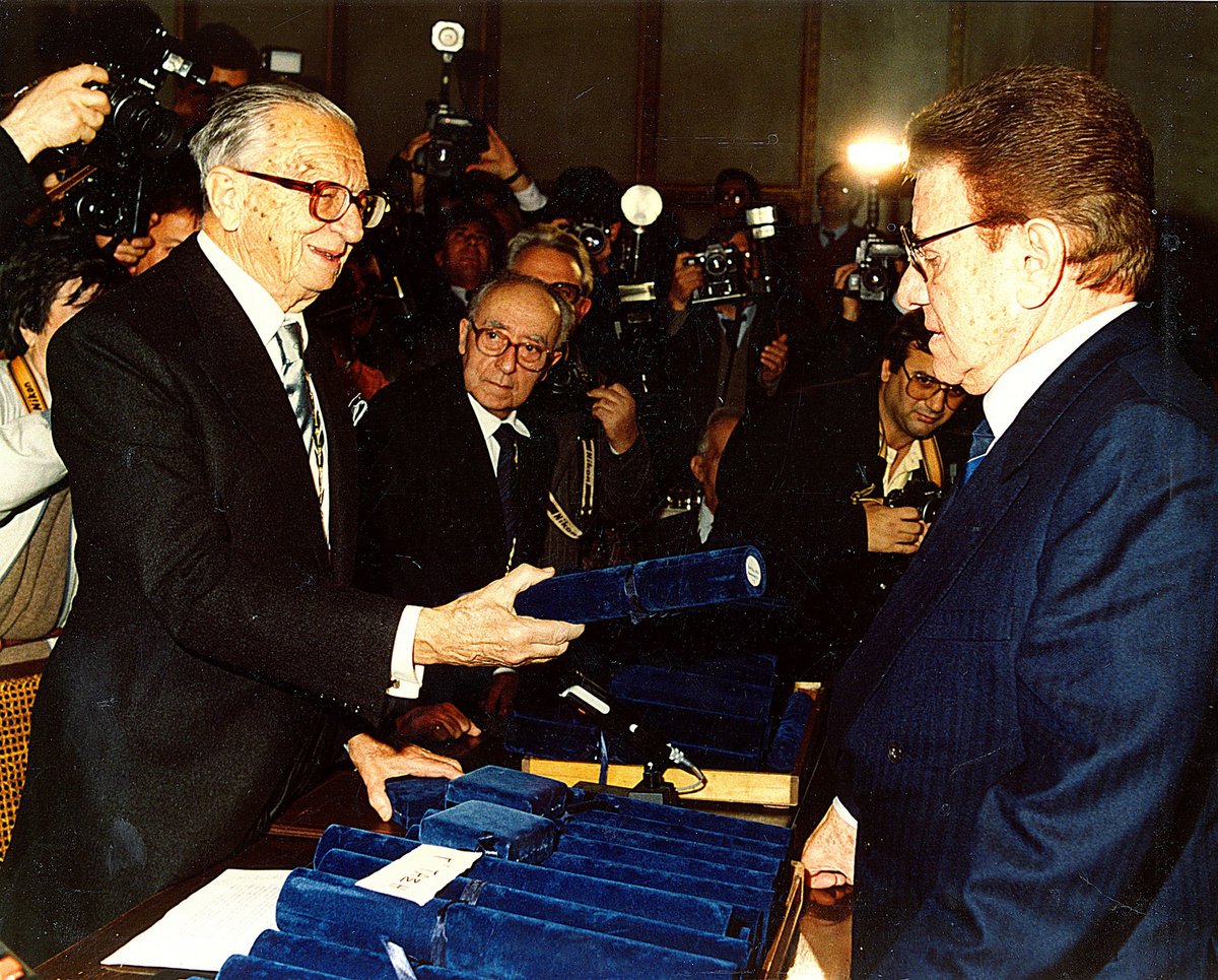 Απονομή στον Γιάννη Λάτση του Αργυρού Μεταλλίου της Τάξεως των Ηθικών και Πολιτικών Επιστημών από την Ακαδημία Αθηνών, το 1989. Το μετάλλιο απονέμει ο Πρόεδρος της Ακαδημίας, καθηγητής Σόλων Κυδωνιάτης (αριστερά).