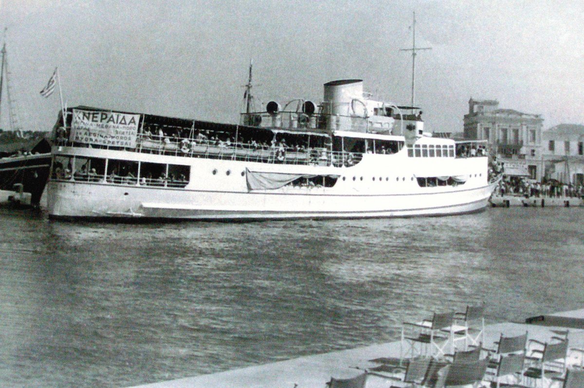 Το επιβατηγό "Νεράιδα" προσεγγίζει στο λιμάνι της Αίγινας.